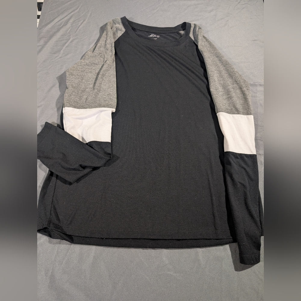 Womans Black and Gray Long Sleeve Shirt